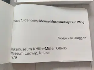 Claes Oldenburg - Chocoladedoos met boekwerk: Mouse Museum/Ray Gun Wing kopen? Bied vanaf 40!