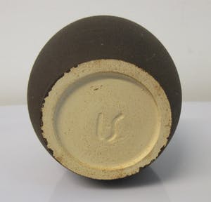 Lou Schwirtz - Eivormig keramisch vaasje met met ruw Aubergine kleurig glazuur kopen? Bied vanaf 38!