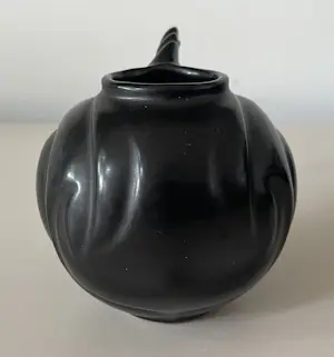 Willem Stuurman - Art Deco zwart platelen bolvaasje ontwerp Willem Stuurman kopen? Bied vanaf 35!