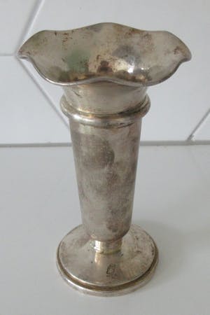 Niet of onleesbaar gesigneerd - Hotel zilveren Anemonen vaasje van Hollandia Plate uit Hilversum kopen? Bied vanaf 1!