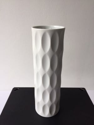 Hutschenreuther - Reliëfvaas (h 24,5 cm) uit de serie Archais ontwerp Heinrich Fuchs kopen? Bied vanaf 89!