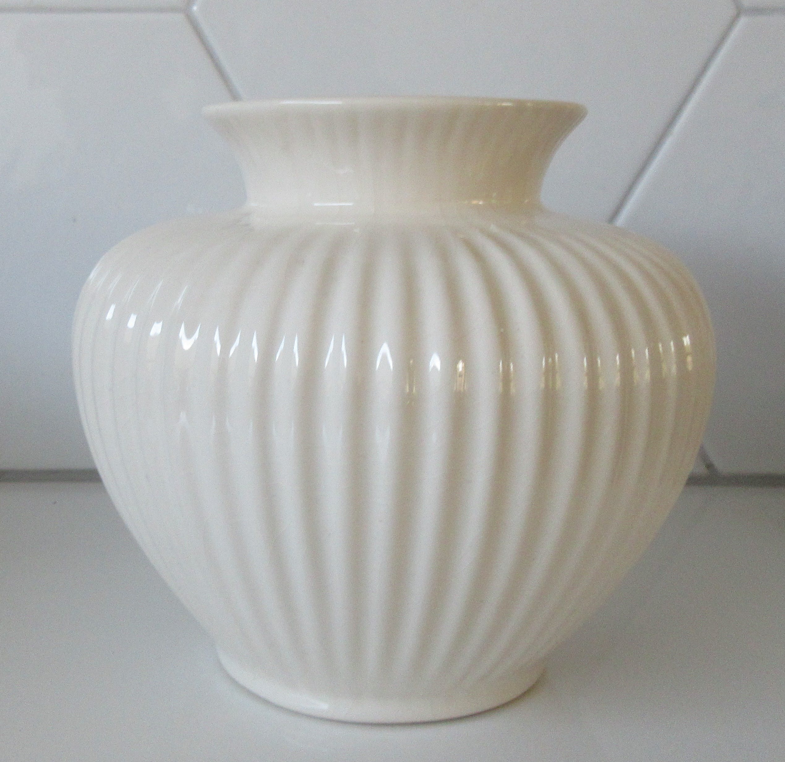 Keramiekfabriek Velsen - Klassiek creme wit platelen ribbelvaasje verkocht voor € 12!