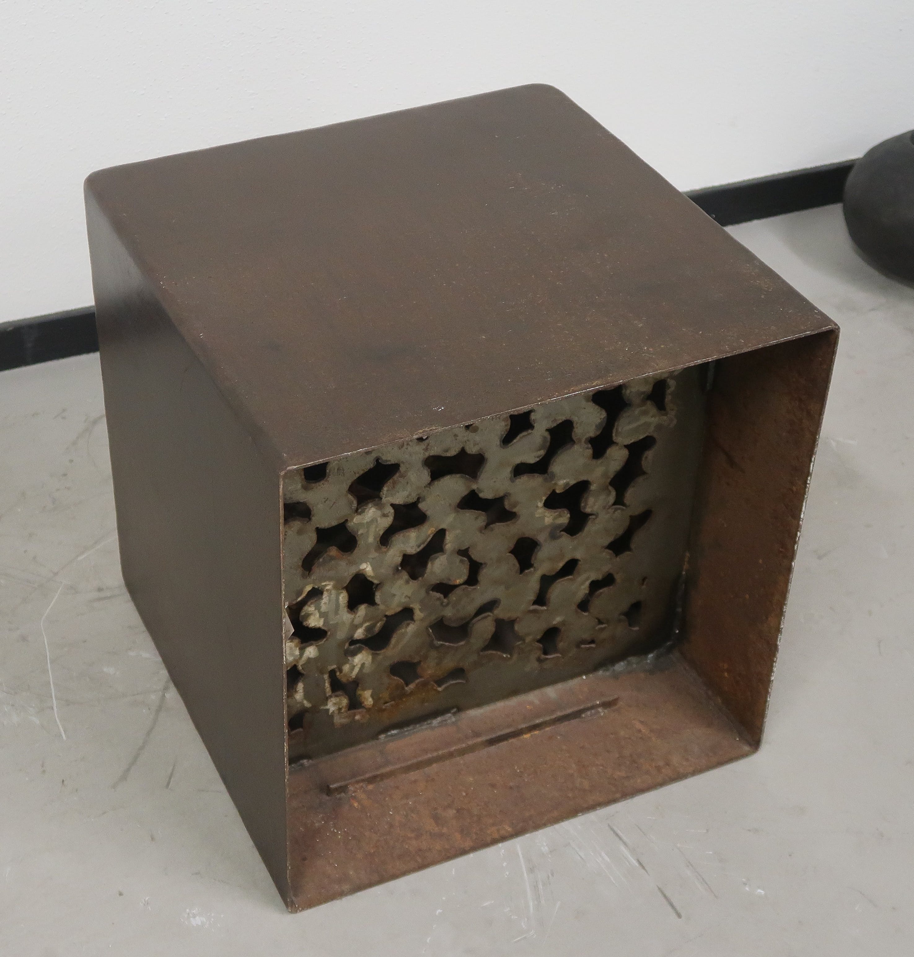 Joop Haring - Stalen kubus, Zonder titel (Groot) kopen? Bied vanaf 200!