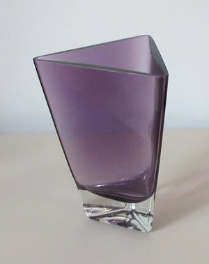 Krosno - Dubbelwandige paarse en blank glazen driehoek vaas kopen? Bied vanaf 28!