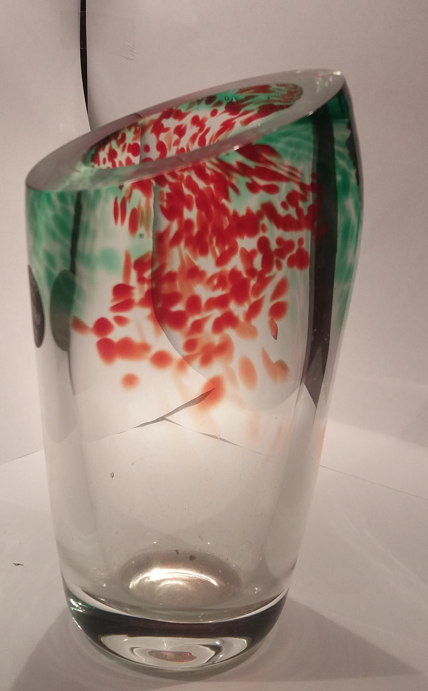 Niet of onleesbaar gesigneerd -  kristal vaasje door Pfeiffer, verkocht voor € 1!