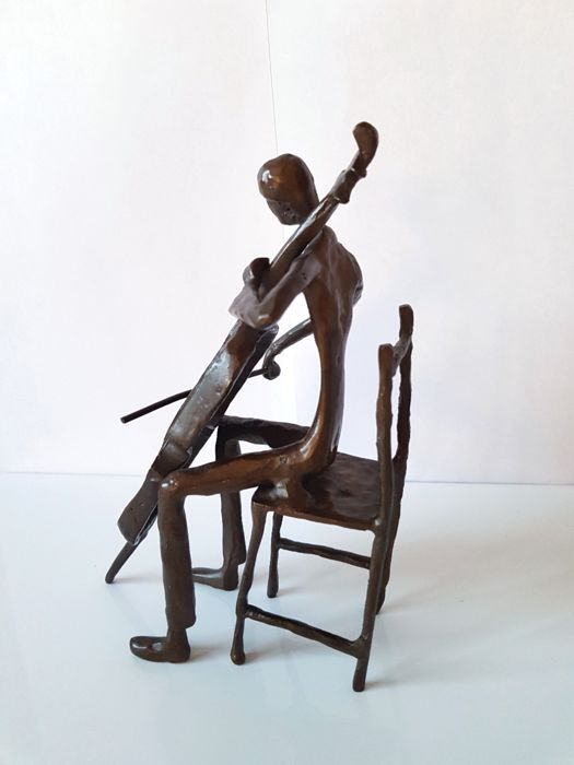 Niet of onleesbaar gesigneerd - Gepatineerd bronzen beeld van een cellist kopen? Bied vanaf 1!