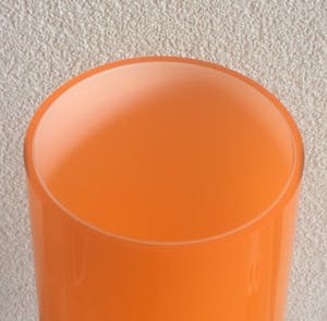 Niet of onleesbaar gesigneerd - HOGE ORANJE GLAZEN DESIGN VAAS kopen? Bied vanaf 1!