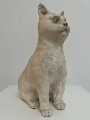 Tine Goudriaan-van Waning - Keramiek sculptuur | 'Zittende poes, gele ogen' kopen? Bied vanaf 1!