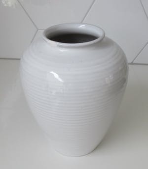 Faience- en Tegelfabriek Westraven - Chanor Wandtegel - witte vaas - witte planter - Koos van der Sluys kopen? Bied vanaf 1!