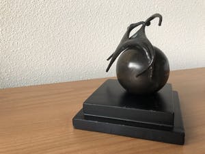 Corry Ammerlaan - Beeldje op sokkel - De hele wereld aankunnen kopen? Bied vanaf 35!