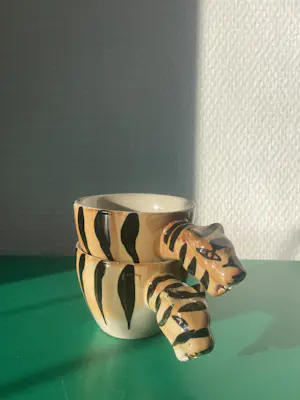 AcheterNiet of onleesbaar gesigneerd - Tijgerkopjes (espresso- of theekopjes) van Master Strong Stoneware? Enchérissez de 1!