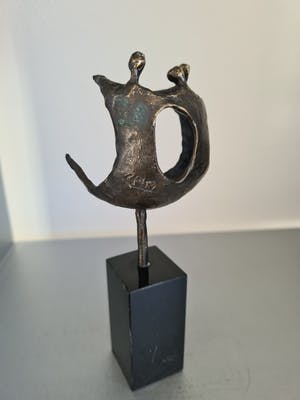 Corry Ammerlaan - Beeld " Samen een geheel / Hand in hand vooruit " kopen? Bied vanaf 35!