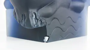 Odile Kinart - Sculptuur van glas, Man en vrouw op een bank kopen? Bied vanaf 400!