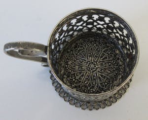 Niet of onleesbaar gesigneerd - Twee antieke filigraan zilveren glashouders - een met origineel glas - kopen? Bied vanaf 10!