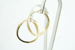 83 - Een paar 18 krt geel-gouden oorringen - golvend model met meander motief kopen? Bied vanaf 200!