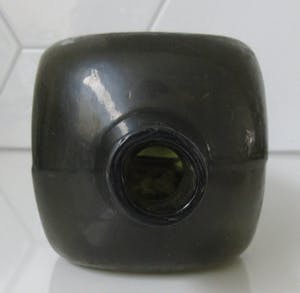 Niet of onleesbaar gesigneerd - Antieke 19e eeuwse groen glazen fles (vierkante voet) kopen? Bied vanaf 1!