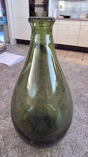 Buy Andries Dirk Copier - Handgeblazen groen glas met ingesloten luchtbubbels - W 1692? Bid from 500!