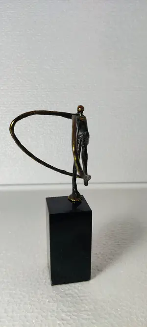 Niet of onleesbaar gesigneerd - Een prachtige bronzen beeldje gymnaste kopen? Bied vanaf 1!