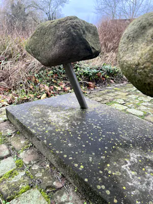 Michiel Van Luijn - zwerfbank met drie stenen kopen? Bied vanaf 300!