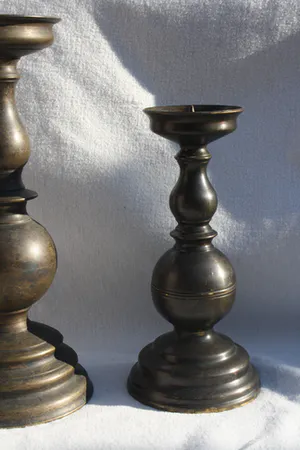 Niet of onleesbaar gesigneerd - Twee Fraaie Oude Bronzen Pen Kandelaars kopen? Bied vanaf 1!