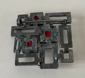 Niet of onleesbaar gesigneerd - Brutalistische metalen broche voorzien van drie geslepen stuks bloedkoraal kopen? Bied vanaf 1!