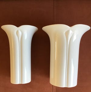 Niet of onleesbaar gesigneerd - 2 artdeco witte porselein vazen van Arzberg 15 en 12cm doorsnee kopen? Bied vanaf 10!
