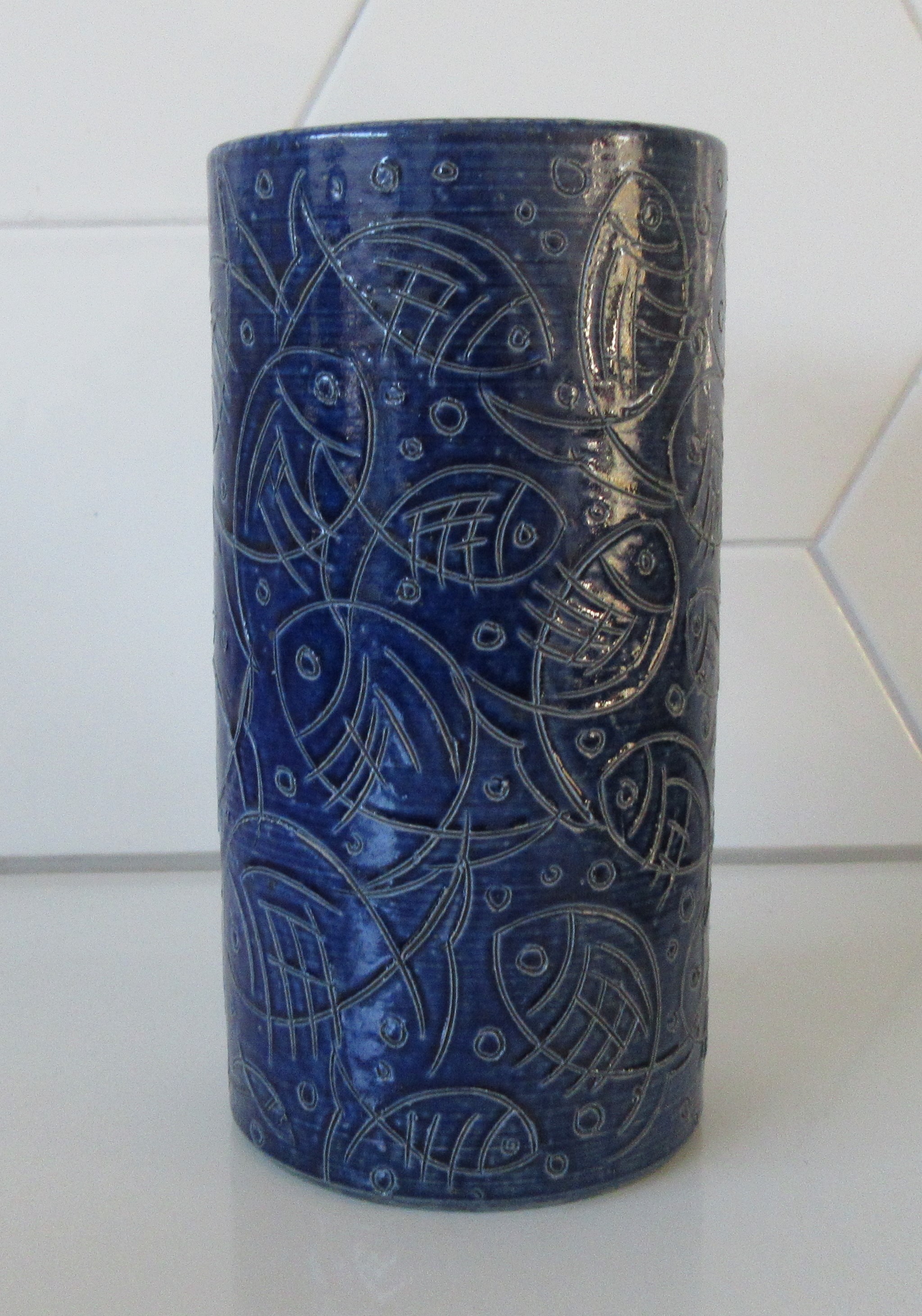 Niet of onleesbaar gesigneerd - Moderne Westerwald steengoed zoutglazuren vaas met incisie decor vissen verkocht voor € 1!