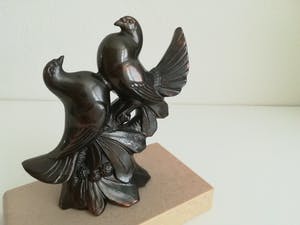 Brons (Onbekend) - Prachtig gedetailleerd sculptuur met duifjes, Art Déco kopen? Bied vanaf 60!