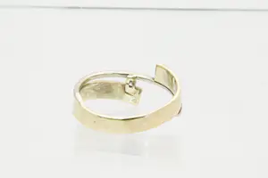 7 - Mooi vormgegeven 14krt bi-color solitair ring met diamant 0.05crt (briljant) kopen? Bied vanaf 240!