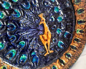 West Germany Ceramano - Wandteller Keramik mit Pfauenmotiv Mid-Century 1960er Jahre Größe 44 cm kopen? Bied vanaf 140!