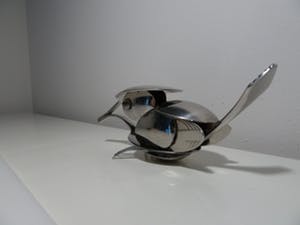 Niet of onleesbaar gesigneerd - Vogelsculpure gemaakt van RVS-bestek kopen? Bied vanaf 10!