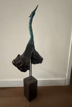 Teun van Veen - Brons en houten sculptuur: Crane taking off kopen? Bied vanaf 250!