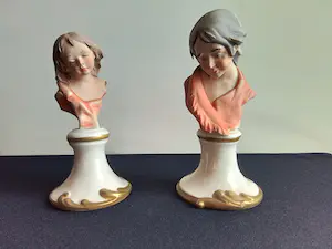 Niet of onleesbaar gesigneerd - 2 capodimonte beelden van jonge dames kopen? Bied vanaf 1!