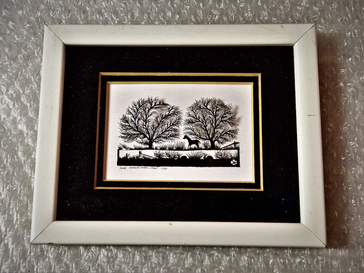 Joke Varkevisser-Kooi - Bijzonder knap miniatuur geknipte voorstelling "Paard onder bomen" gesigneerd kopen? Bied vanaf 28!