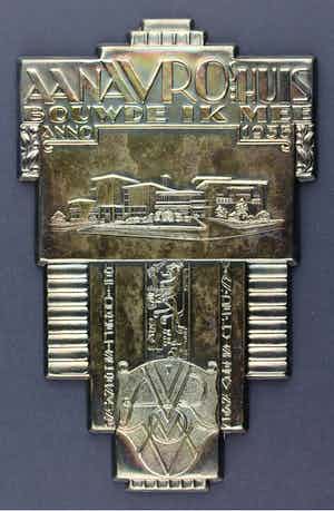 Chris van der Hoef - Gero-zilver plaquette: Aan AVRO s huis bouwde ik mee, 1935 verkocht voor € 90!