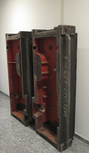 Niet of onleesbaar gesigneerd - Hout, Industriële mal bestaande uit twee delen (Zeer groot en zwaar!) kopen? Bied vanaf 1!