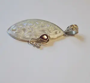 Balinese Barong hanger rijkelijk uitgesneden parelmoer met facetgeslepen Robijn kopen? Bied vanaf 50!