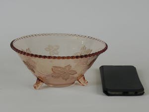 Niet of onleesbaar gesigneerd - Vintage roze fruitschaal met klimopbladeren kopen? Bied vanaf 1!