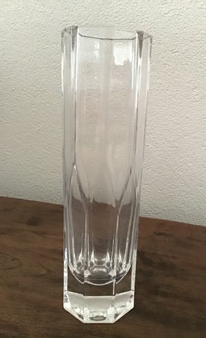 Niet of onleesbaar gesigneerd - 2 zware kristallen design vazen kopen? Bied vanaf 1!