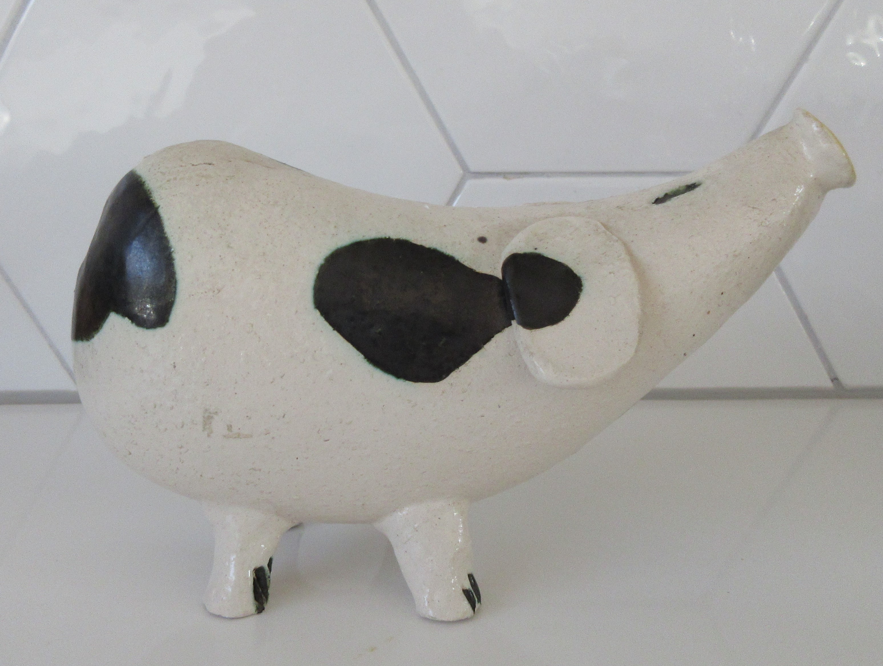 Niet of onleesbaar gesigneerd - Studio keramische beeld van een vrolijk fantasie varken met zwarte vlekken verkocht voor € 1!