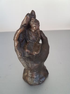 Astrid Veldhuyzen-Koppen - Beeld " Hand met lezend kind " kopen? Bied vanaf 35!
