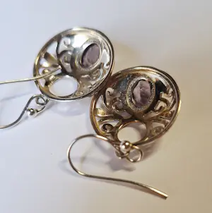 Handgemaakte en fraai opengewerkte zilveren oorbellen gefacetteerde  amethist kopen? Bied vanaf 50!