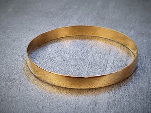 2513 - Fraaie 18 karaats geel-gouden glad afgewerkte "Bangle" amband - gekeurd kopen? Bied vanaf 490!