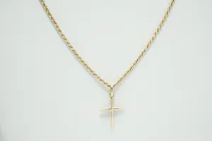 30 - Sierlijk en zo goed als nieuw 14 krt geel-gouden collier en kruishanger kopen? Bied vanaf 120!