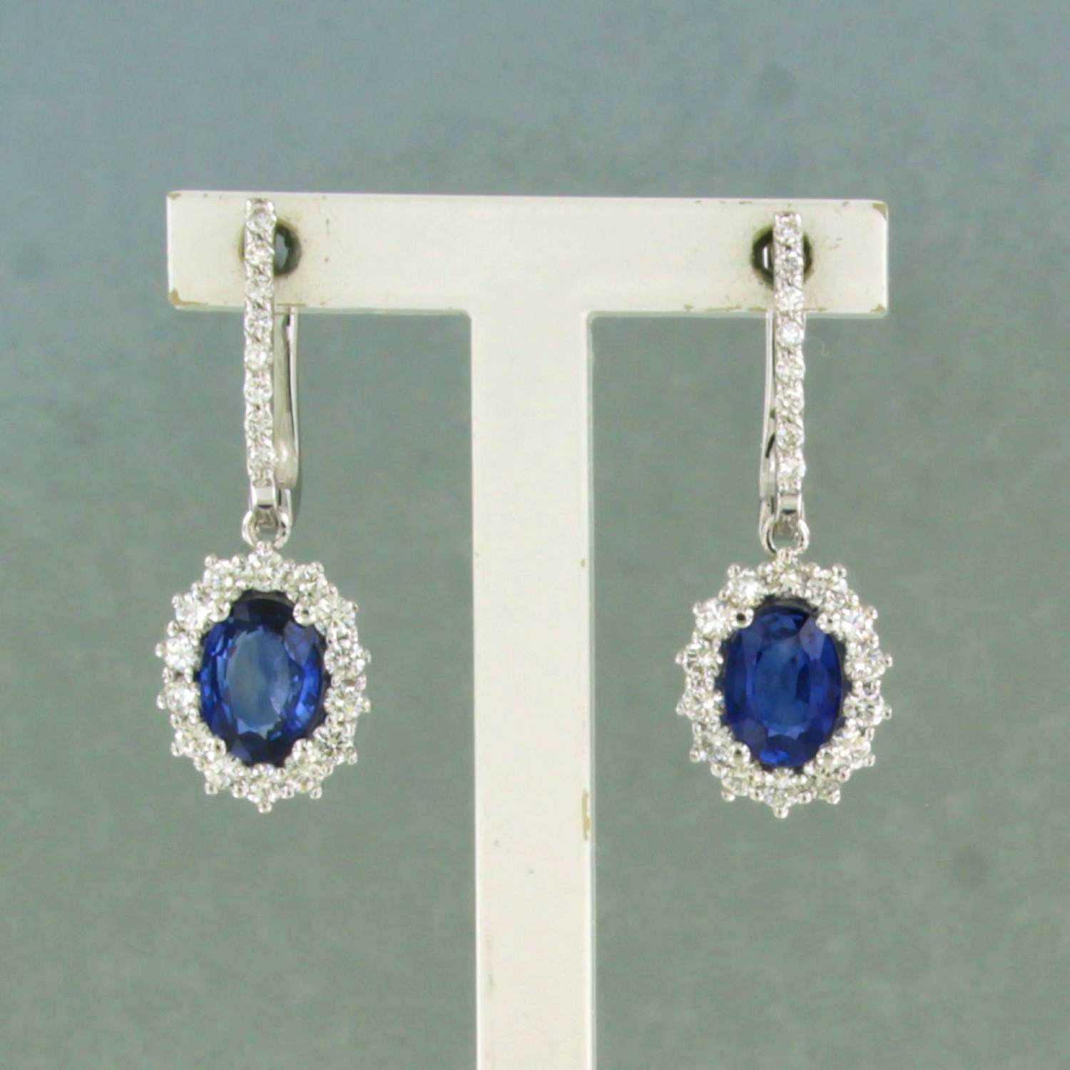 18k gouden oorhangers met saffier en briljant geslepen diamant tot. 0.72ct verkocht voor € 1100!