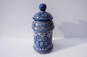 Niet of onleesbaar gesigneerd - Dekselvaas van blauw en wit aardewerk kopen? Bied vanaf 1!