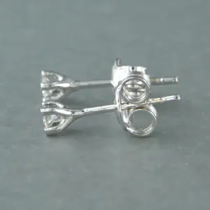 18k wit gouden solitair oorknoppen met briljant geslepen diamant tot. 0.14ct kopen? Bied vanaf 240!