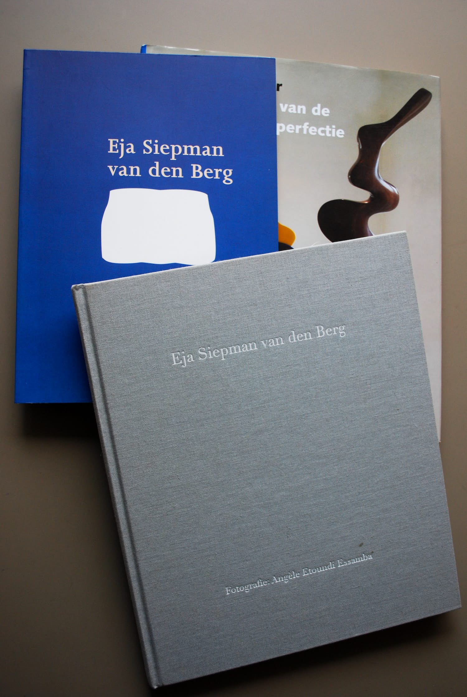Eja Siepman van den Berg - 3x: o.a. Gesign. boek (fotogr. A. Etoundi Essamba) & Gesign. boek Jan Verschoor verkocht voor € 50!