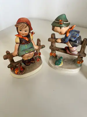 Porzellanfabrik W. Goebel - DRIE OP EEN HEK< prachtige oude hummels nrs. 111,112 en 201 - TMK4 kopen? Bied vanaf 98!