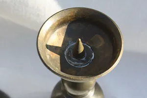 Niet of onleesbaar gesigneerd - Twee Fraaie Oude Bronzen Pen Kandelaars kopen? Bied vanaf 1!